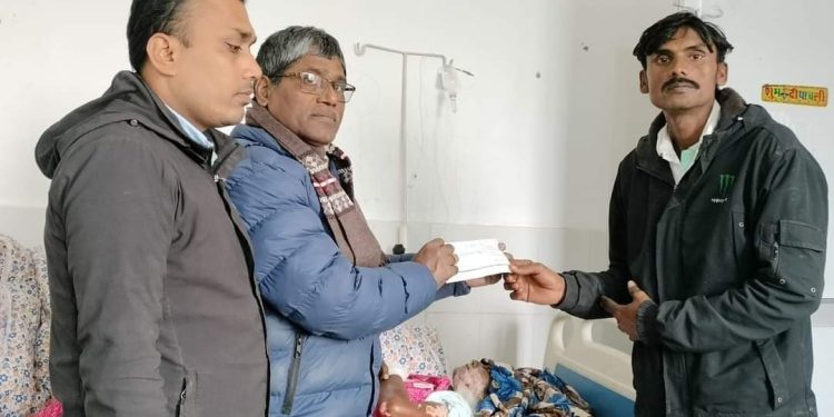 मिती २०८०/९/२८ गते प्रवासी कुशवाहा कल्याण समाज दोहा कतार द्वारा पिडित परिवार लाई रु. 21,000/- आर्थिक सहयोग । मिती २०८०/९/२८ गते प्रवासी कुशवाहा कल्याण समाज दोहा कतार द्वारा पिडित परिवार लाई रु. 21,000/- आर्थिक सहयोग ।  धनगढीमाई – ८ राजपैत महतोको श्रीमती चौरासी देवी महतो आगोमा जलेर हुदै गरेको उपचार खर्च वापत सो रकम जिल्ला अध्यक्ष धनपति महते मार्फत दिएको