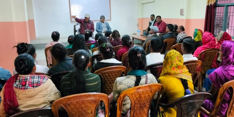 २०८० /११/ ४ गते सिरहा को गोलबजार स्थित कुशवाहा अतिथि सदनमा Computer Training गर्ने छात्र छात्रहरु लाई प्रशिक्षण दिदै